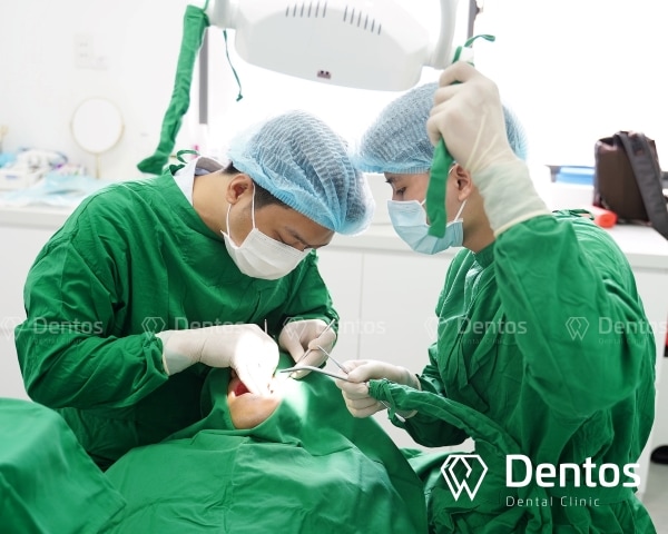 Chuyên gia nha khoa trực tiếp thực hiện phẫu thuật cấy ghép implant